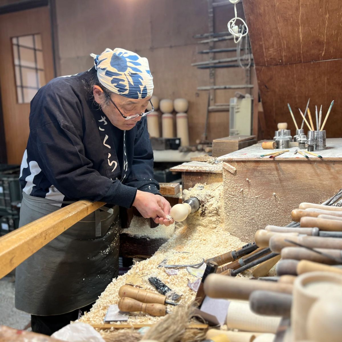 El fantástico proceso de crear una Kokeshi, una muñeca japonesa de decoración y buena fortuna